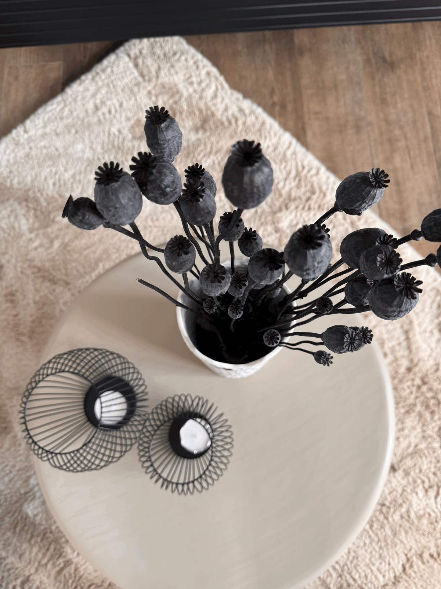 Getrockneter Mohnblumenstrauß in Schwarz