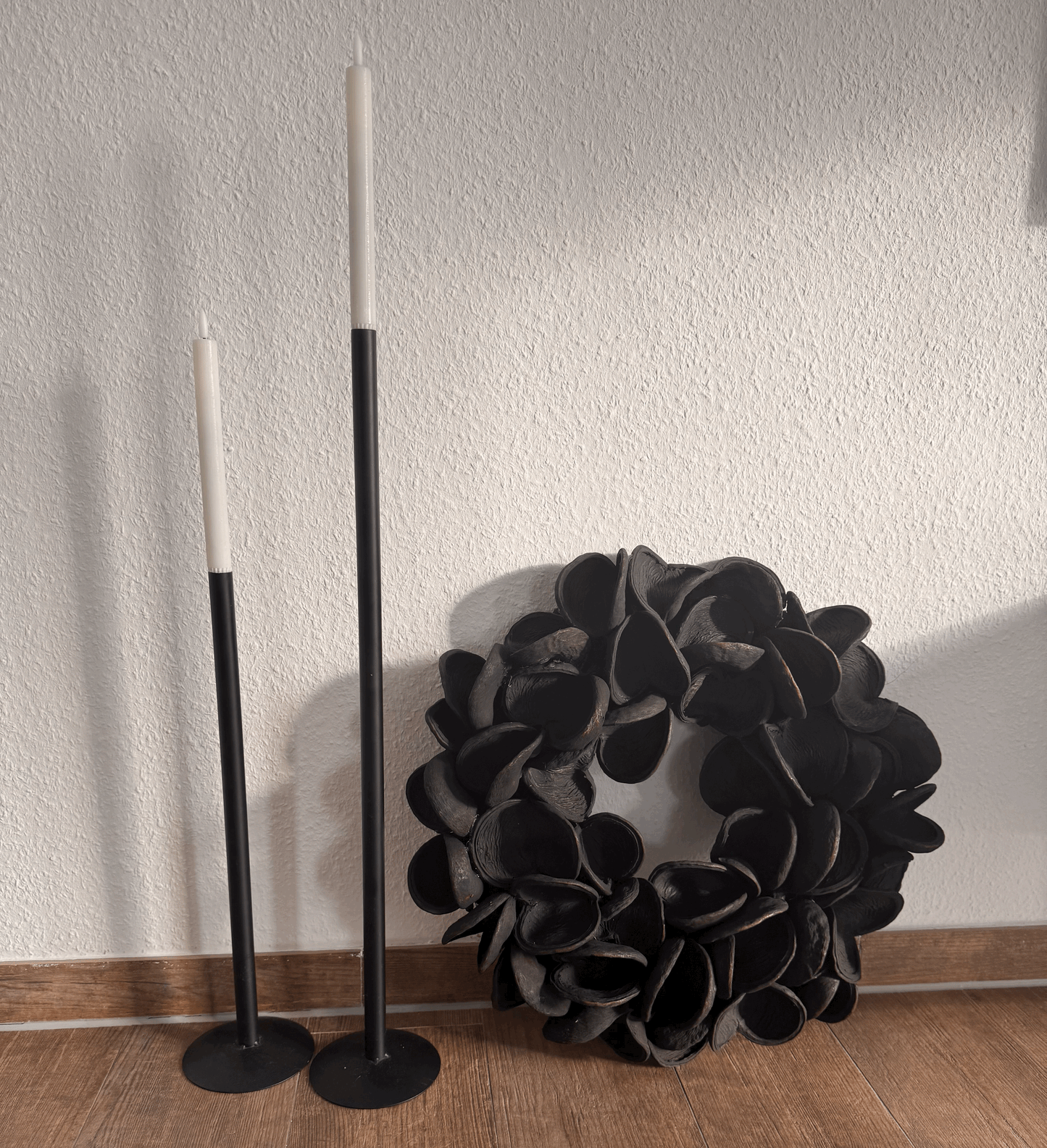 Dekorativer Kranz aus Badam Früchten Schwarz