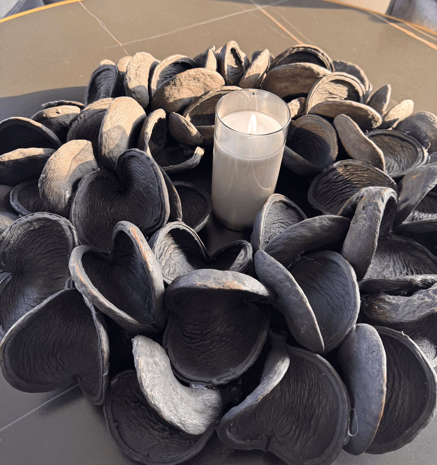 Dekorativer Kranz aus Badam Früchten Schwarz von Couronne