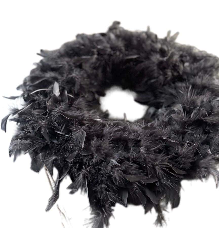 Dekorativer Kranz aus Federn in Schwarz