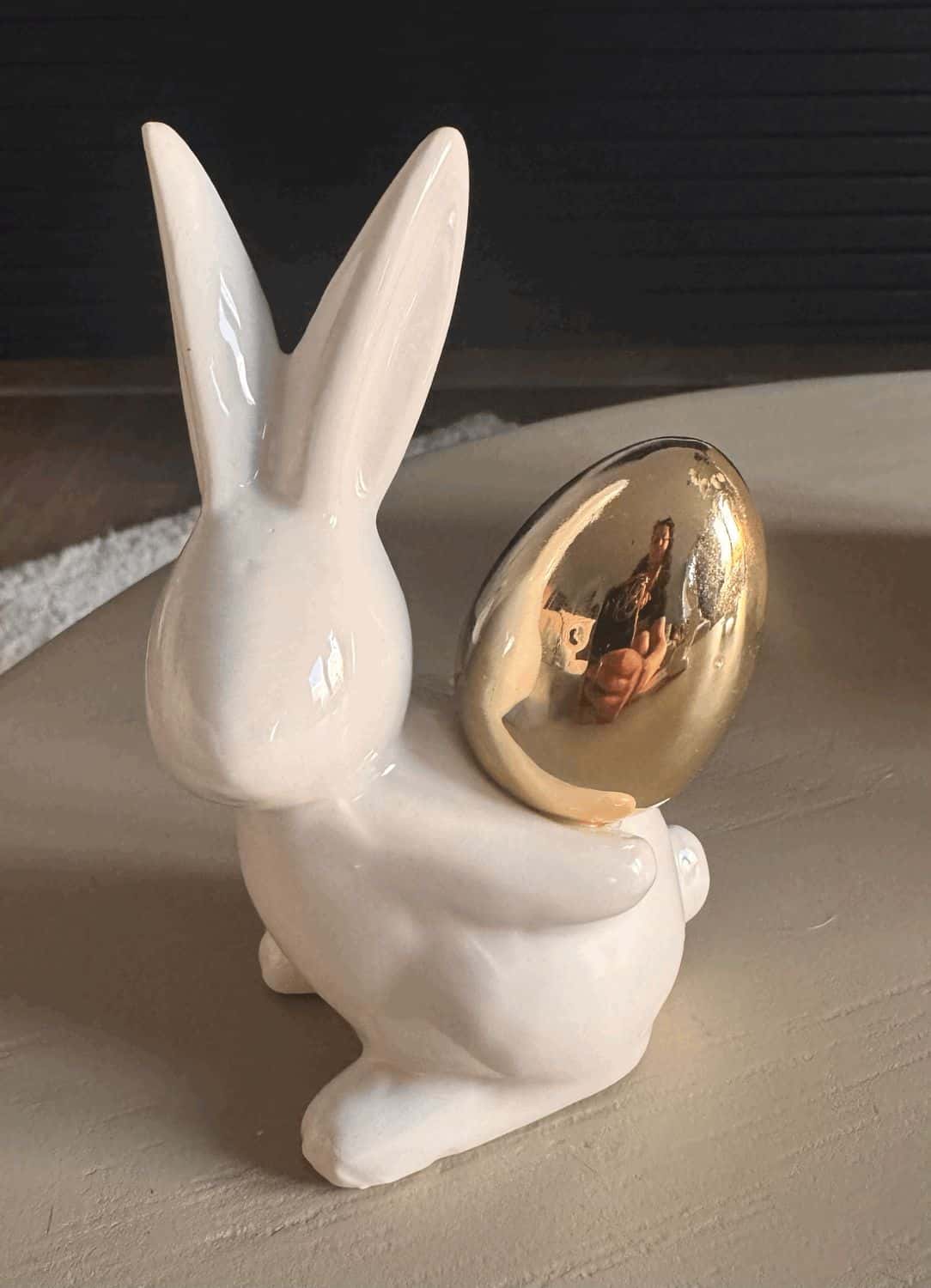 Dekorativer Hase mit Ei Carlo 17 cm