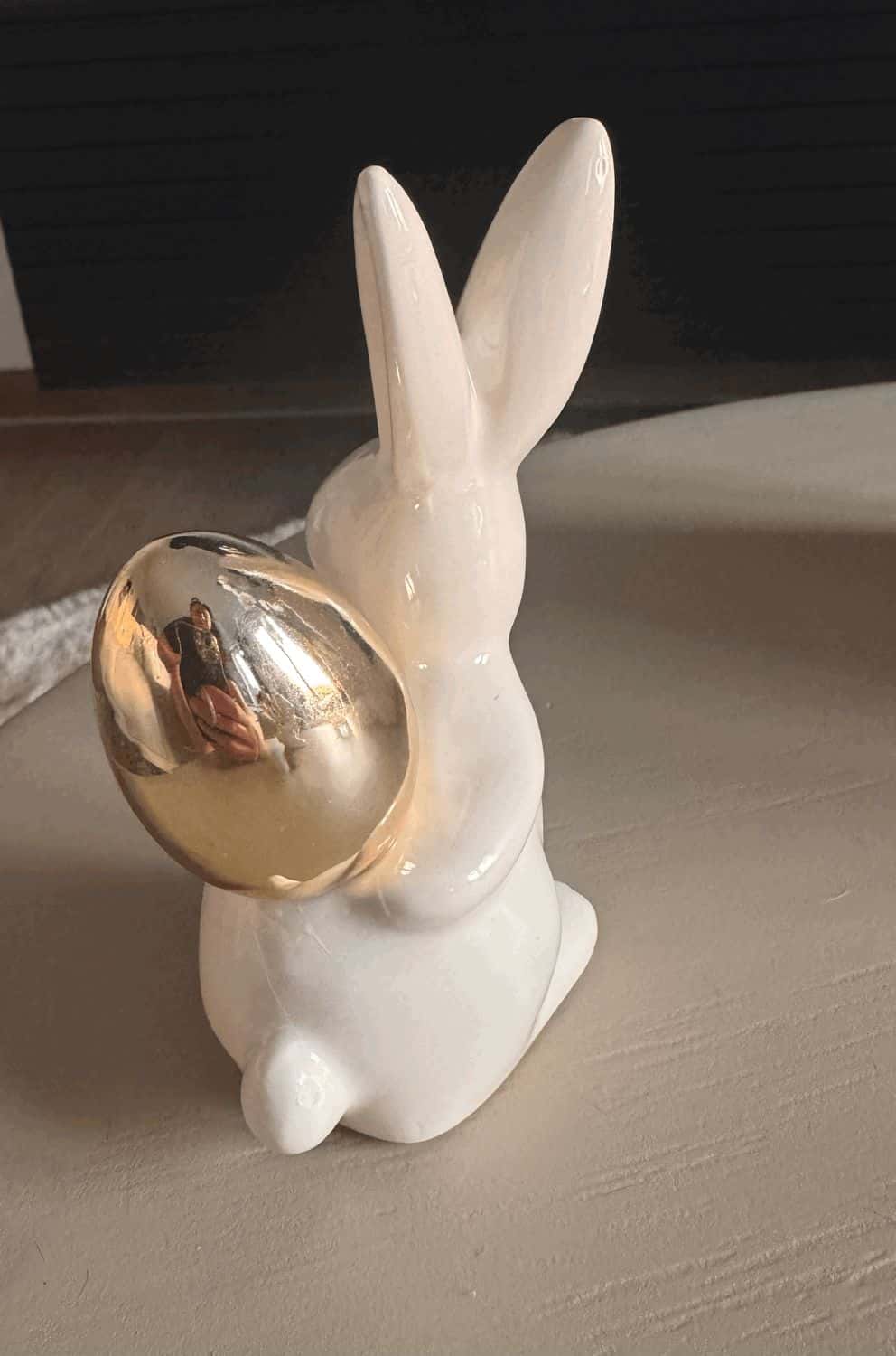 Dekorativer Hase mit Ei Carlo 17 cm