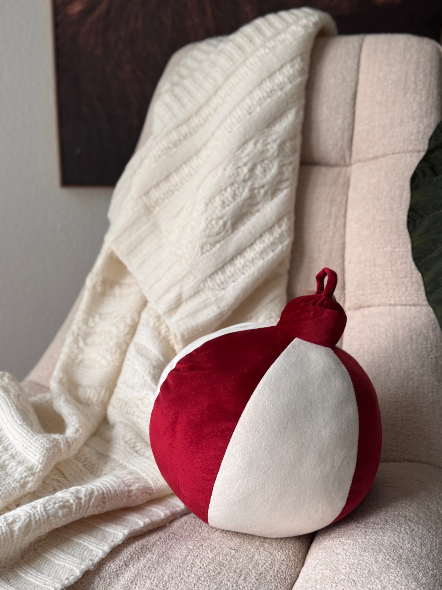 Weihnachtskugel Kissen Scooter in Bordeax Weiß 26 x30 cm