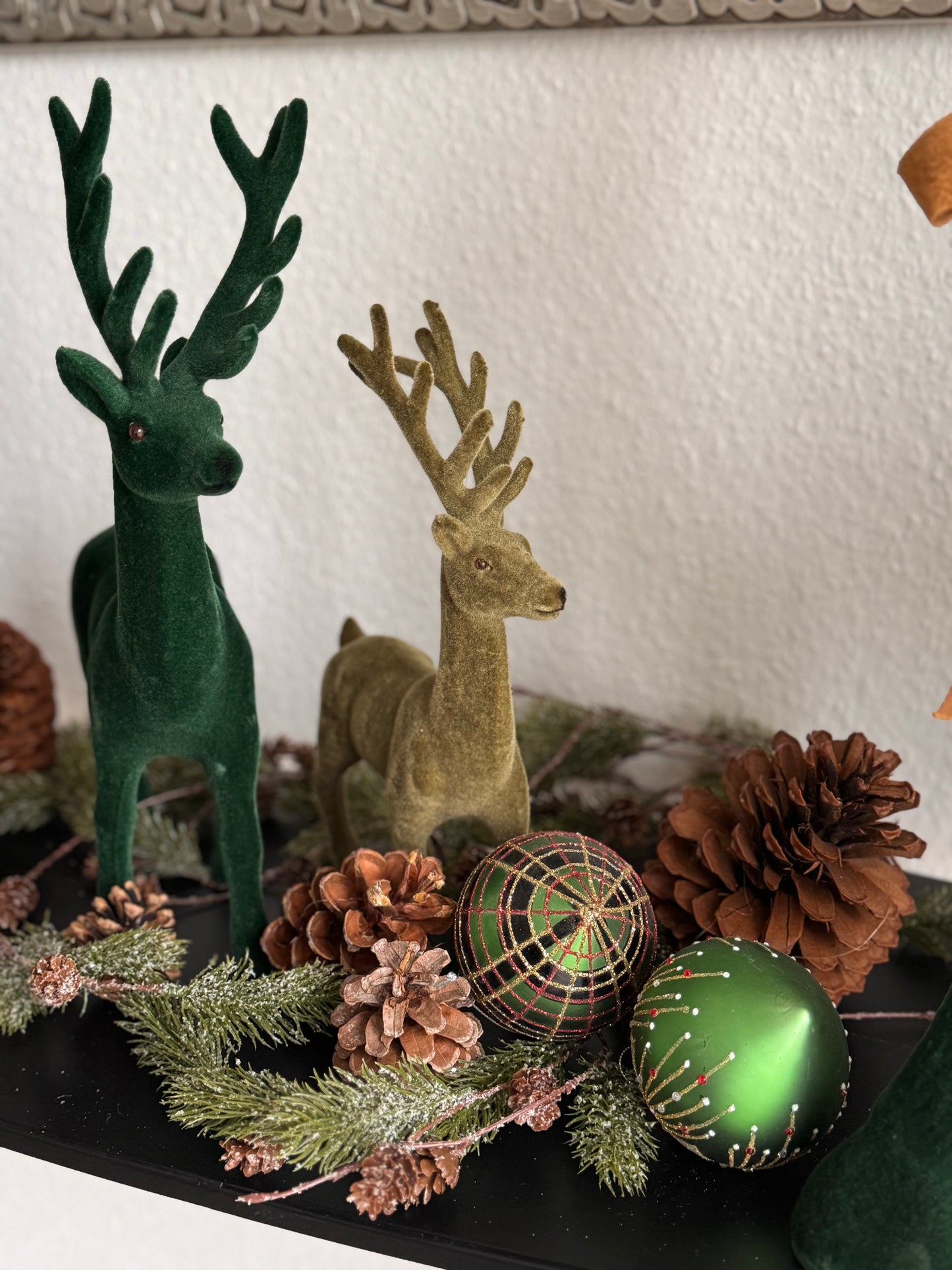 Hirsch geflockt stehend in Grün 29 cm
