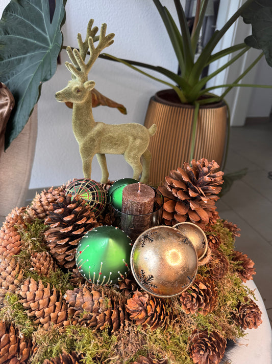 Hirsch geflockt stehend in Grün 29 cm