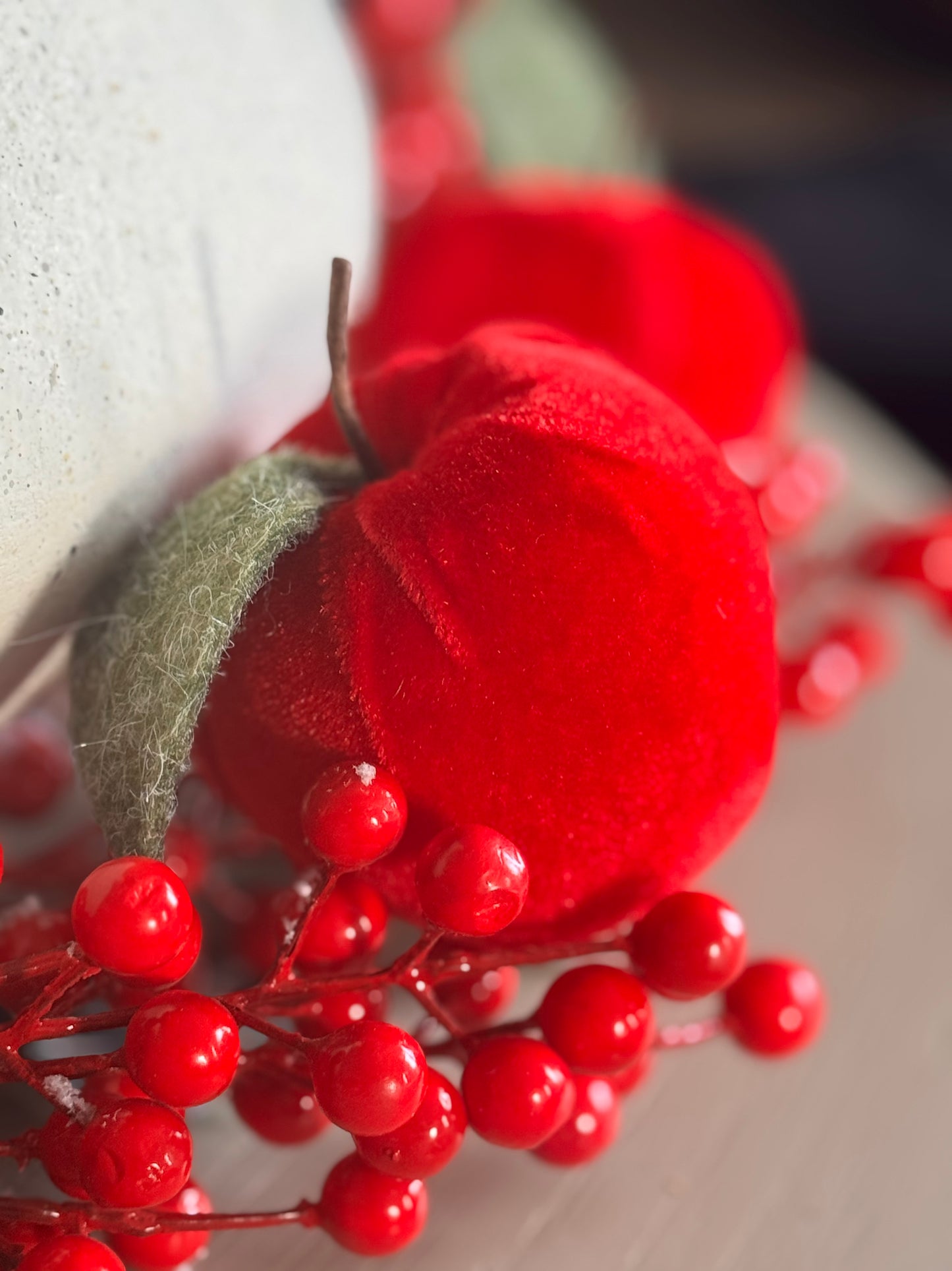 Samt Apfel Lea mit Blatt in Rot 9 cm