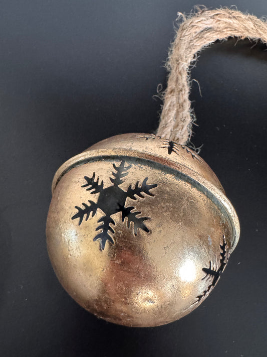 Metallkugel in Gold mit Schneeflockenmuster 6 cm von Sommerfield