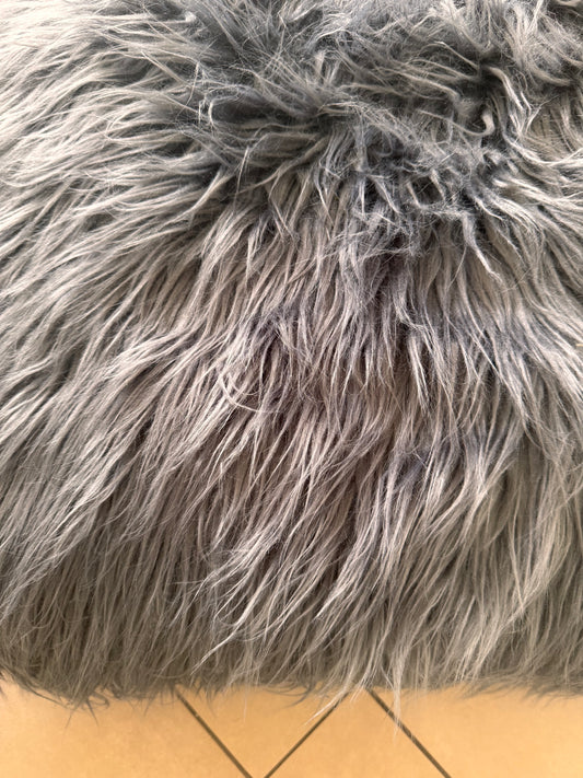 Kissen Langhaaroptik Tibet long hair sheep von Lavandoux in Grau 60 x 60 cm