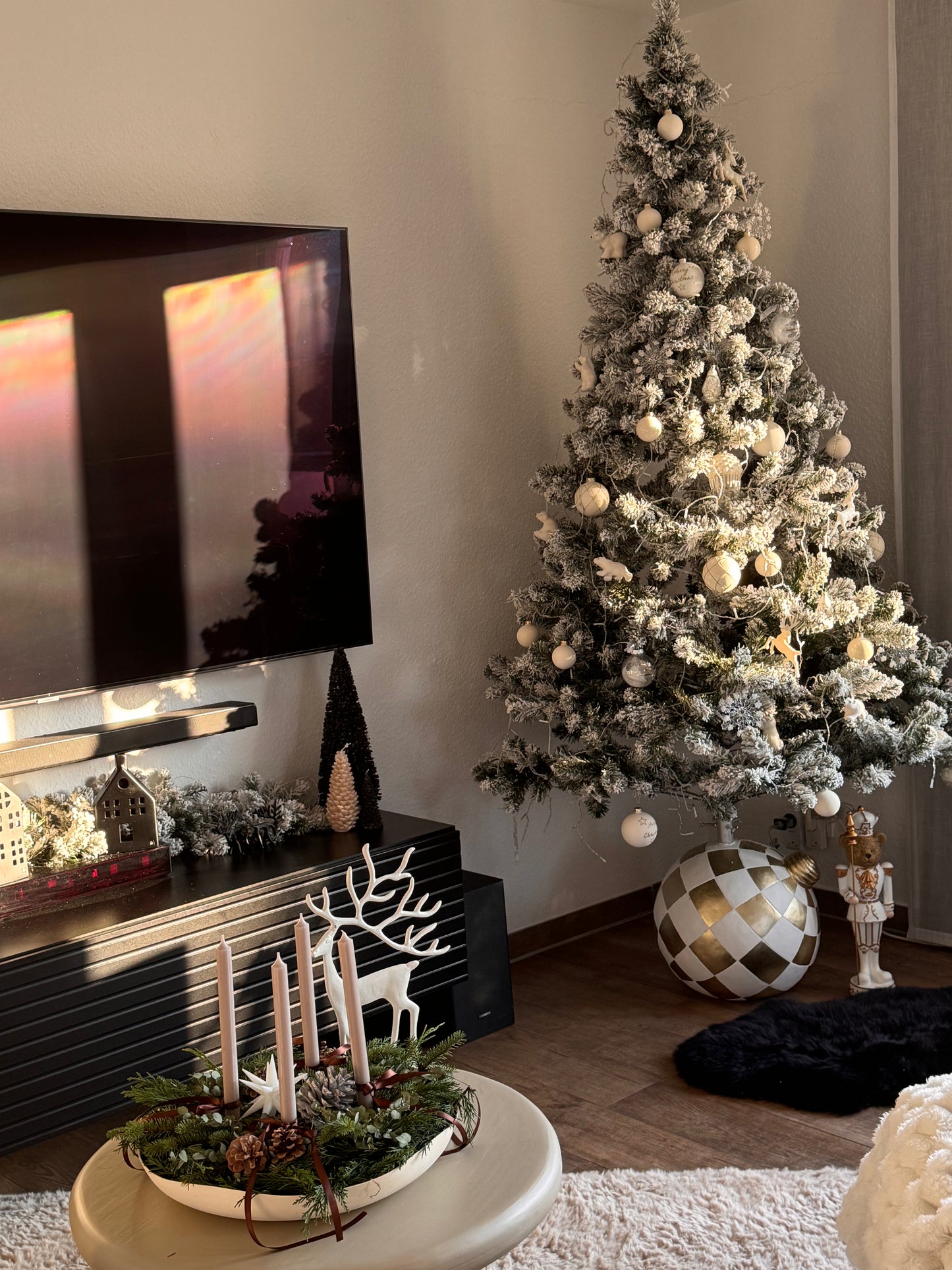 Dekorative Bärenfigur als Nussknacker in Weiß/Gold von Colmore