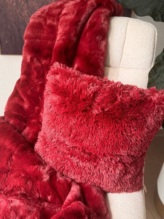Wohnkissen Fluffy in Bordeaux Rot 45x45 cm von Dutch Decor