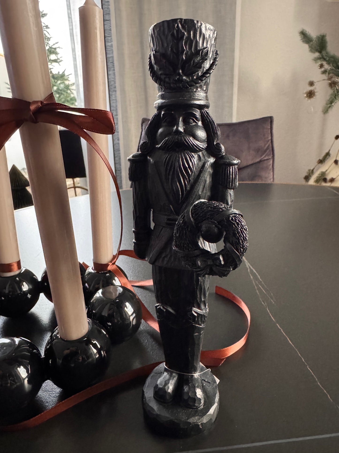 Klassischer Nussknacker in Schwarz von Exner