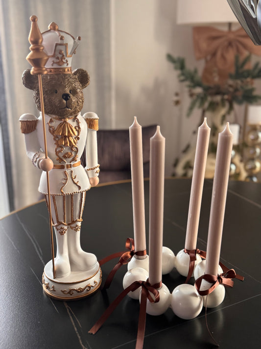 Dekorative Bärenfigur als Nussknacker in Weiß/Gold von Colmore