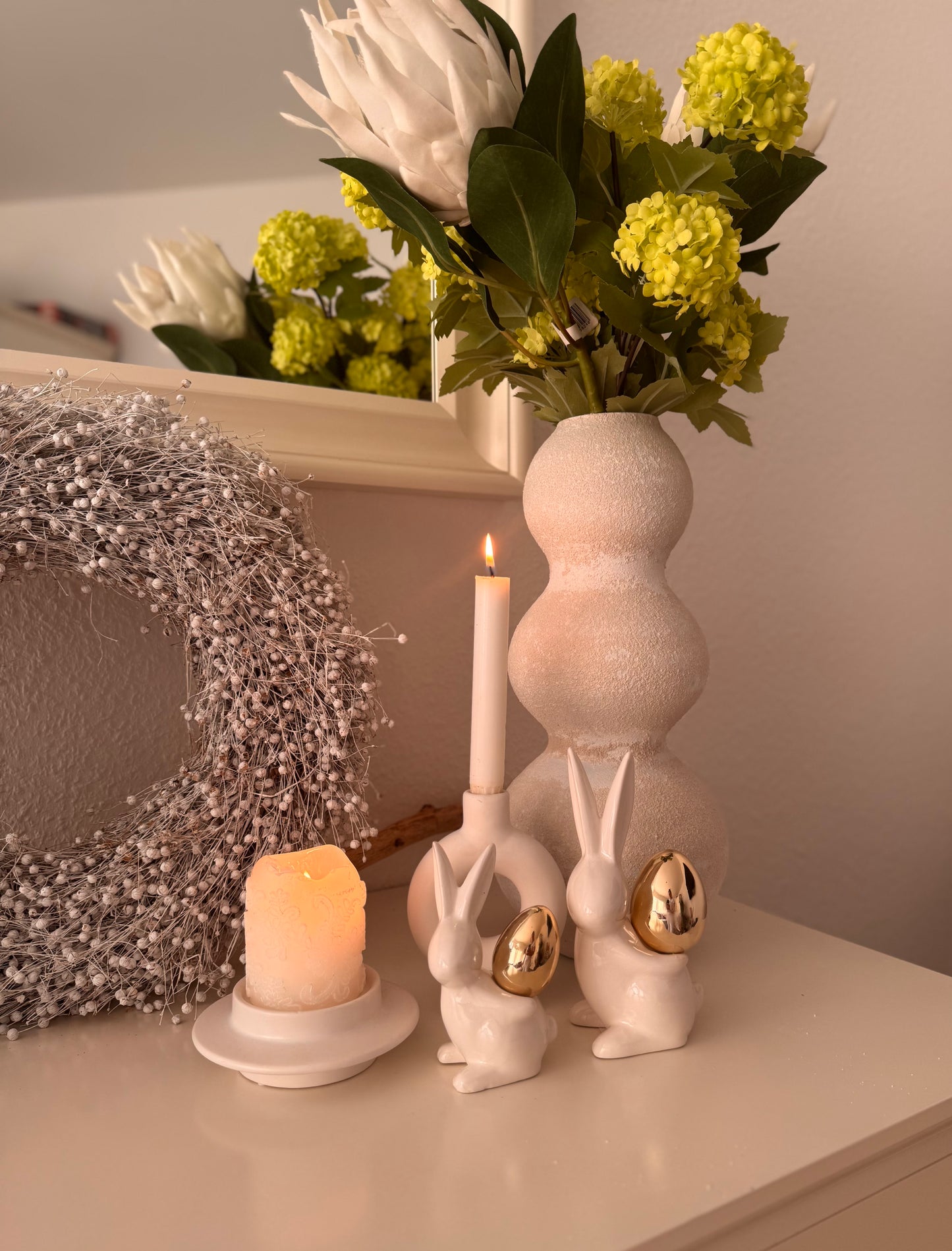 Keramik Hase Carlo mit goldenem Ei 13 cm von Willeke