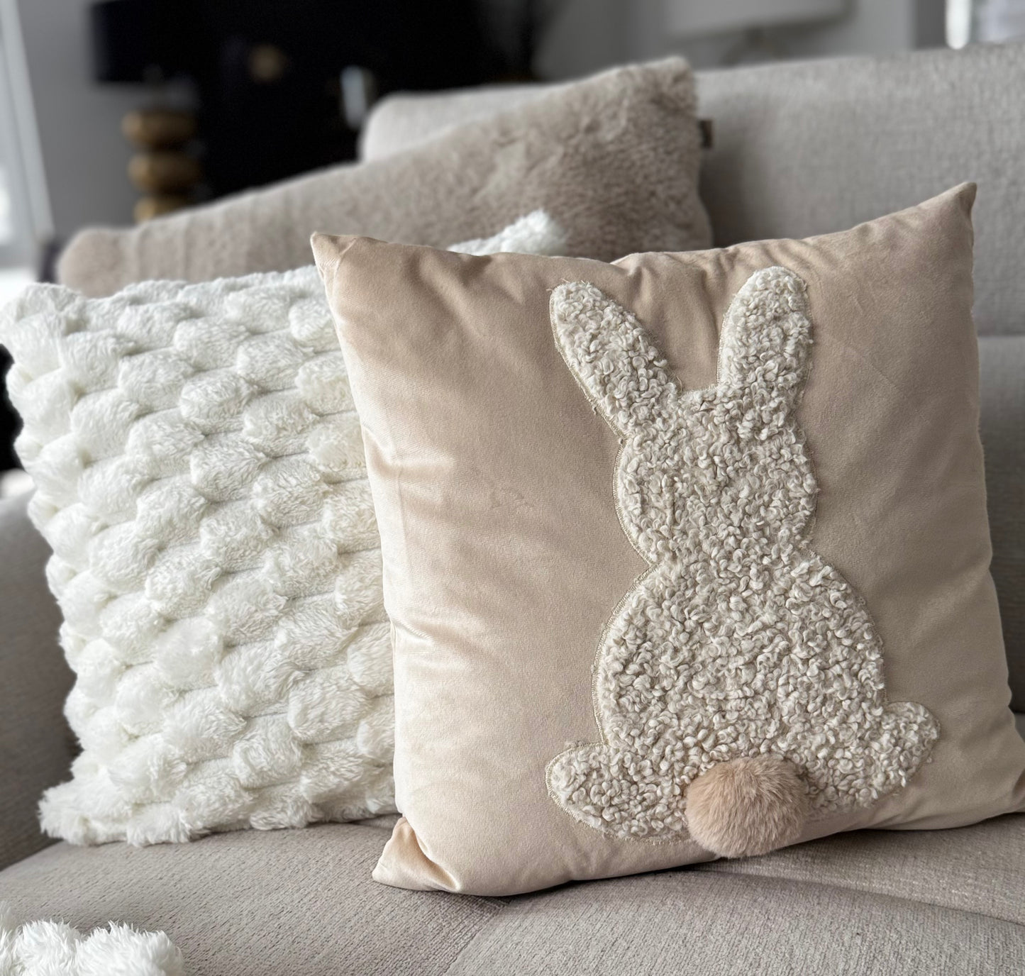 Osterkisssen Dans in Beige-Hase in Bouclé Optik von Exner 45x45 cm