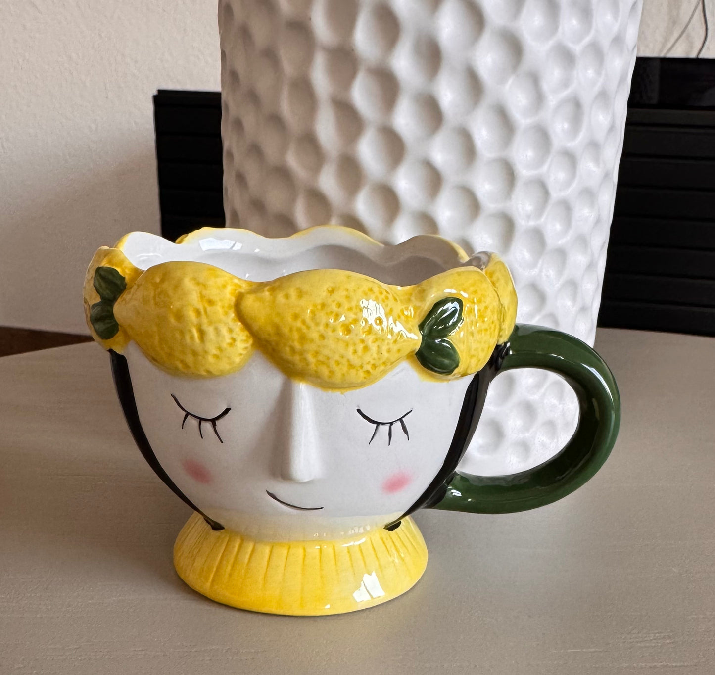 Becher Keramikgesicht Zitronen