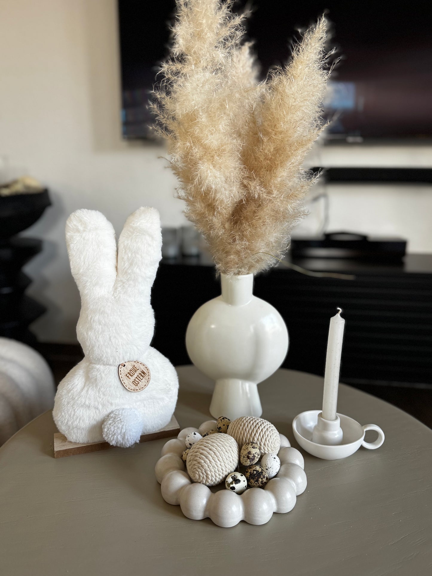 Flauschiger Deko-Hase in Weiß auf Holzsockel von Corios 18 cm