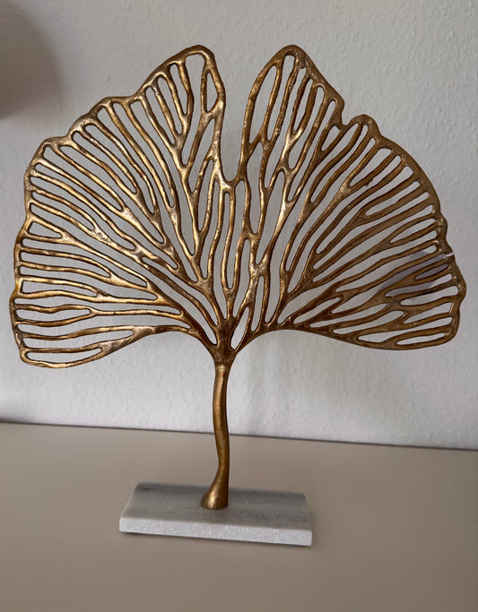Deko Objekt Ginkgo Blatt in Gold auf Sockel von Light & Living