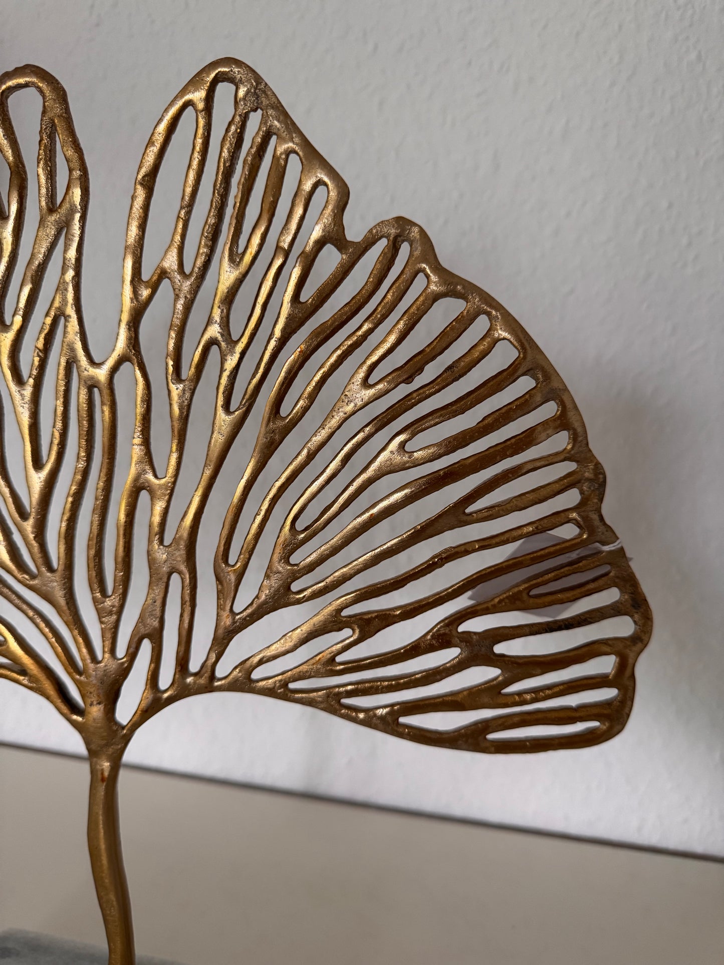 Deko Objekt Ginkgo Blatt in Gold auf Sockel von Light & Living