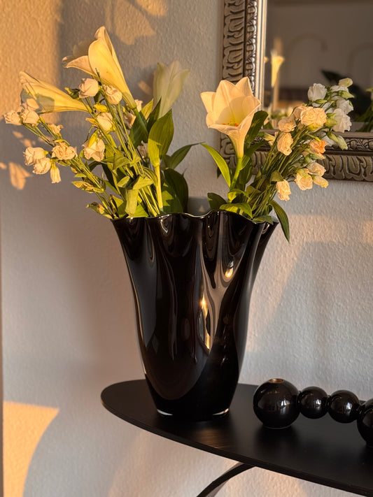 Elegante Glasblumenvase mit glänzender Oberfläche