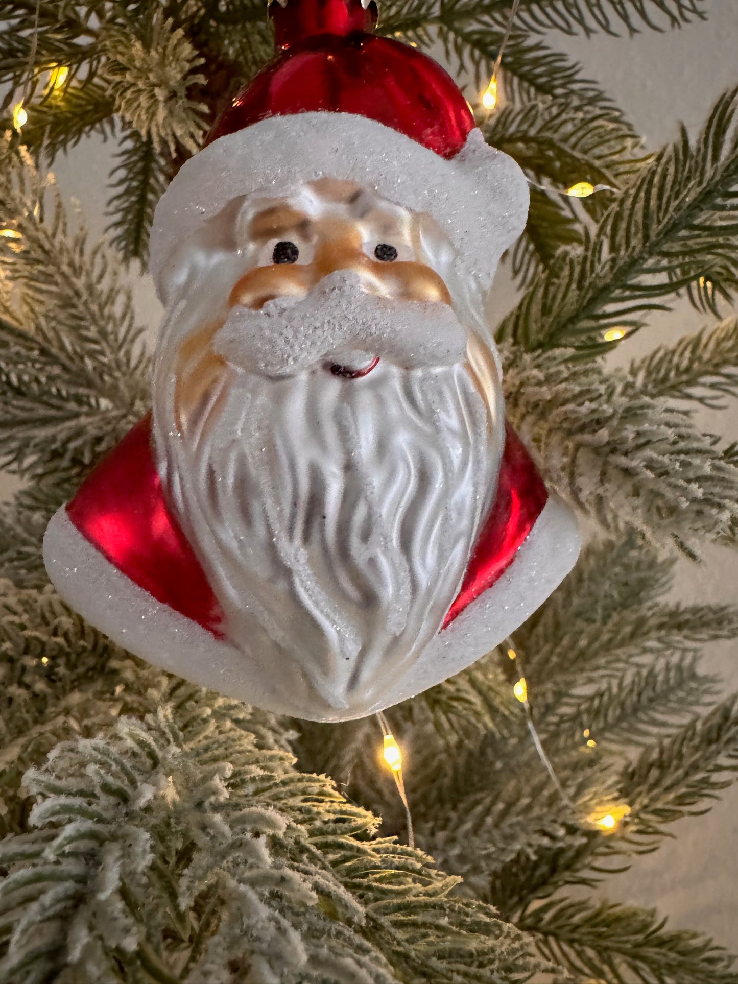 Weihnachtskugel Weihnachtsmann in Rot aus Glas von By Lauco