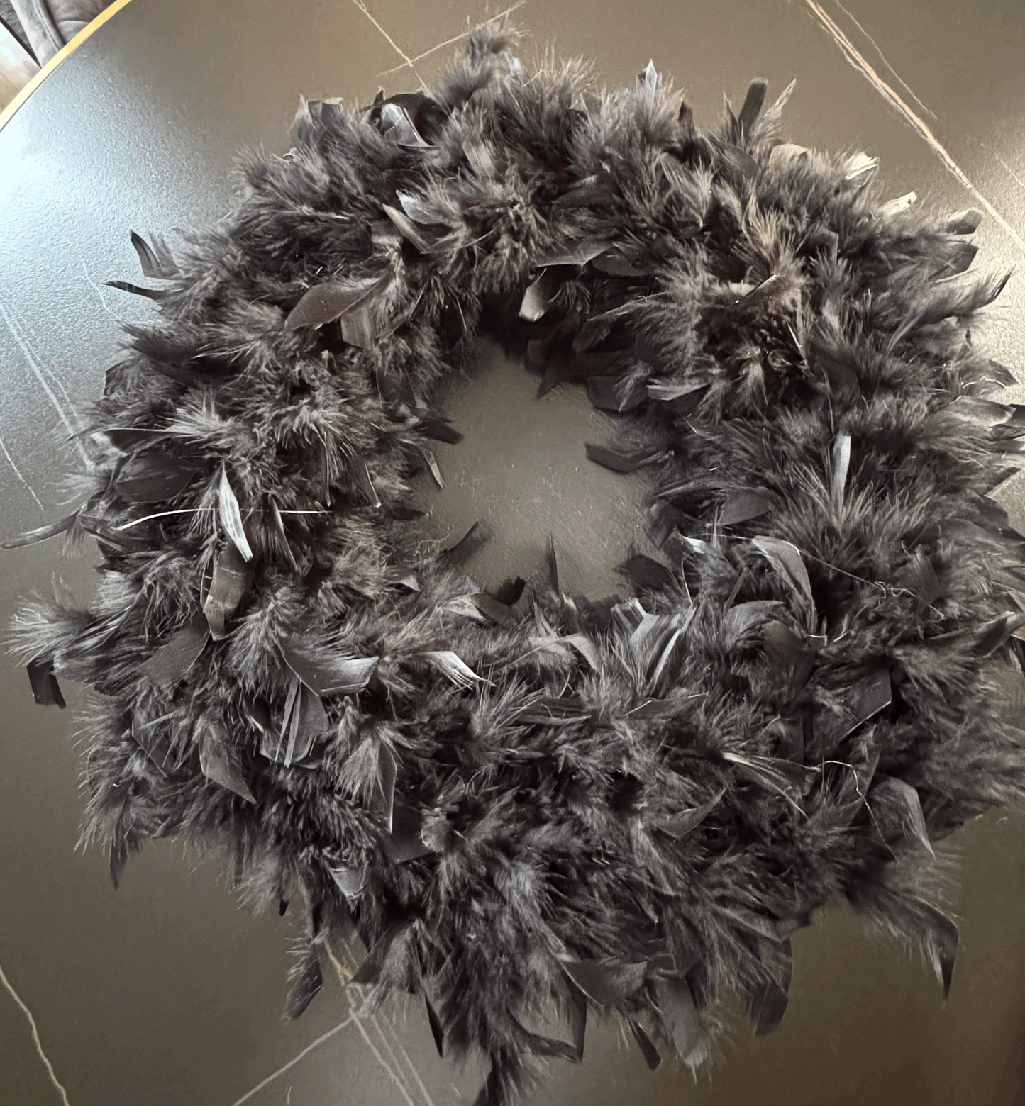Dekorativer Kranz aus Federn in Schwarz