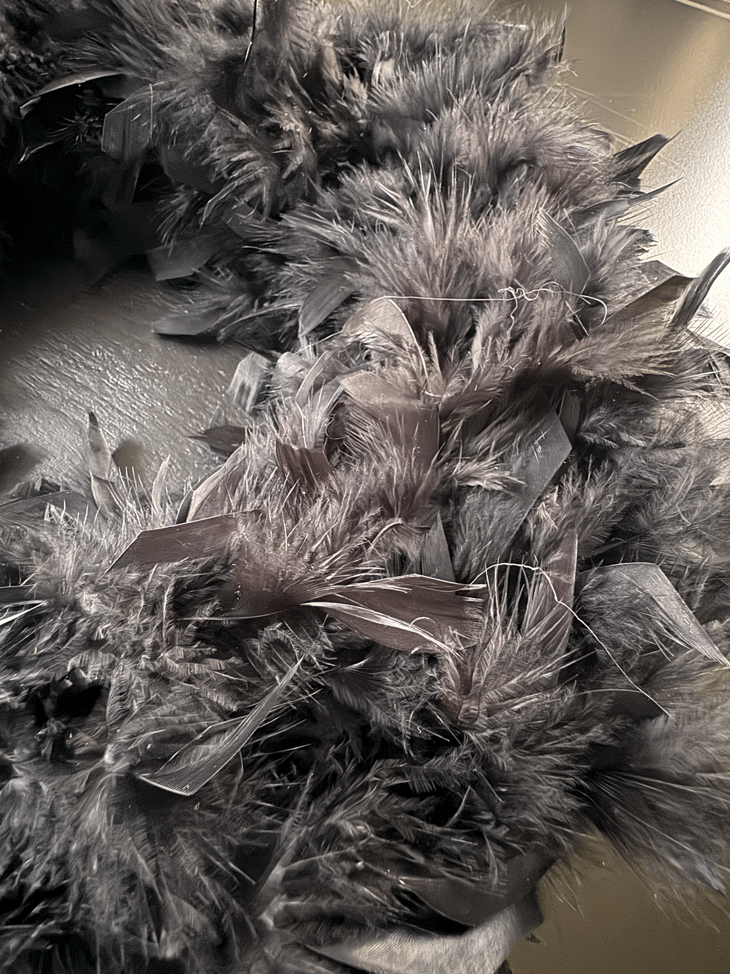 Dekorativer Kranz aus Federn in Schwarz