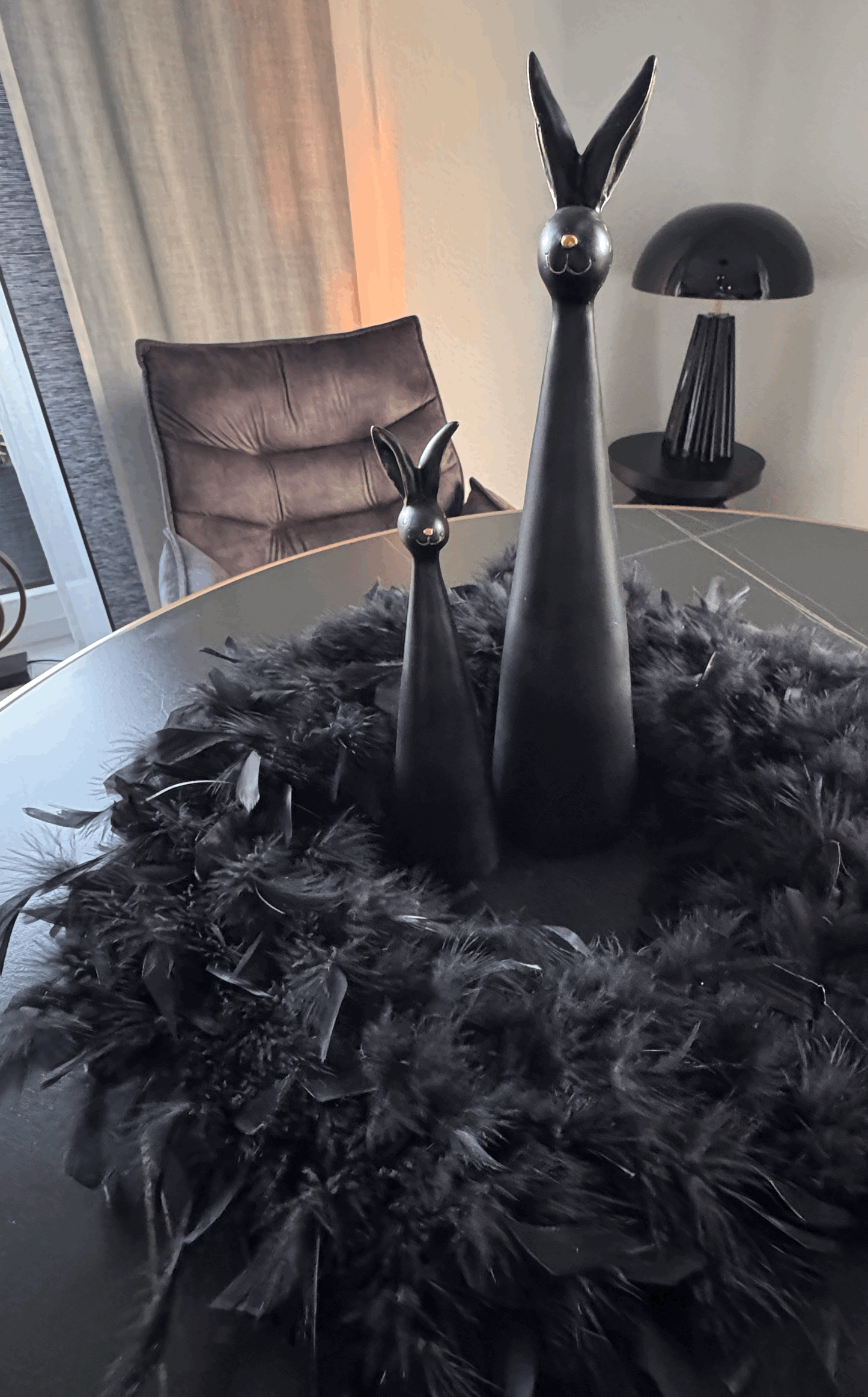 Dekorativer Kranz aus Federn in Schwarz