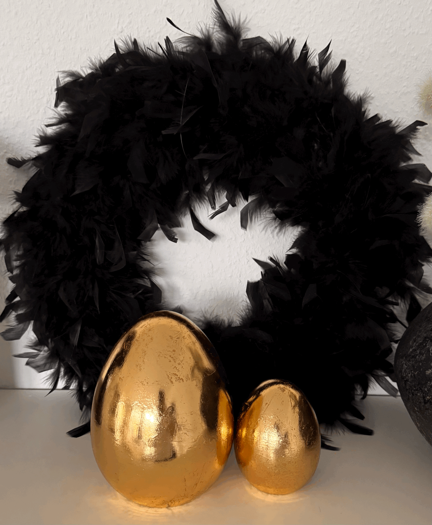 Dekorativer Kranz aus Federn in Schwarz