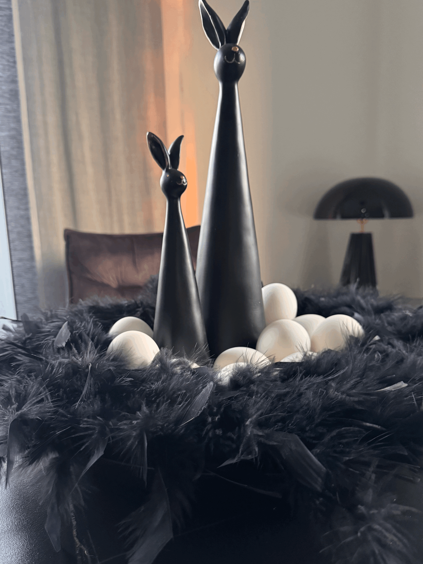 Dekorativer Kranz aus Federn in Schwarz