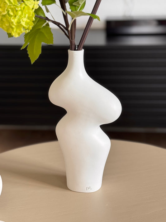Blumenvase in abstrakter Form in Weiß von Present Time