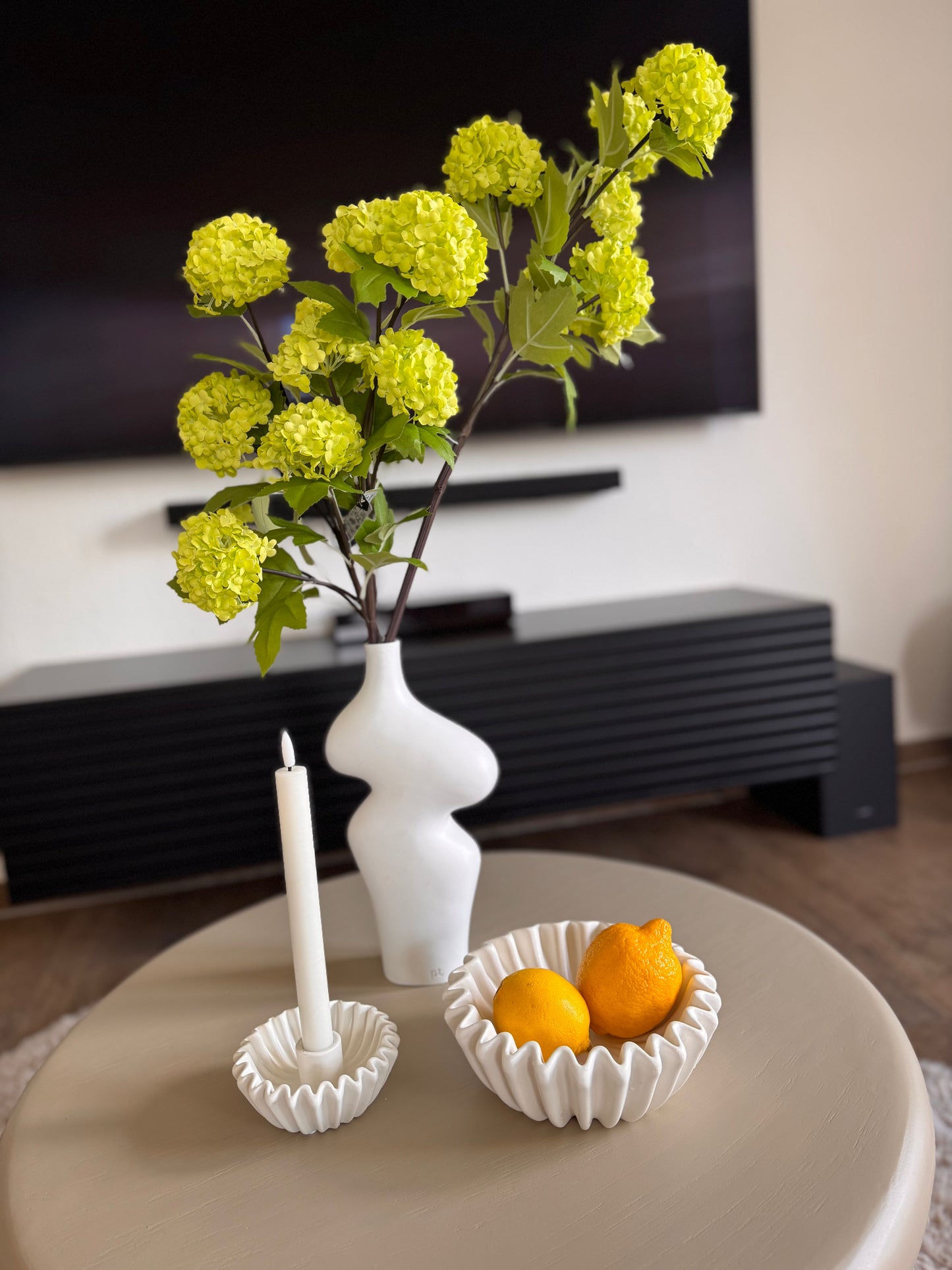 Blumenvase in abstrakter Form in Weiß von Present Time