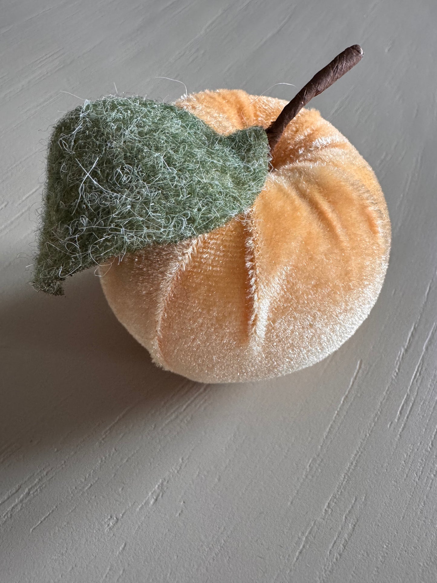 Samt Apfel  Lea warmgelb 9 cm