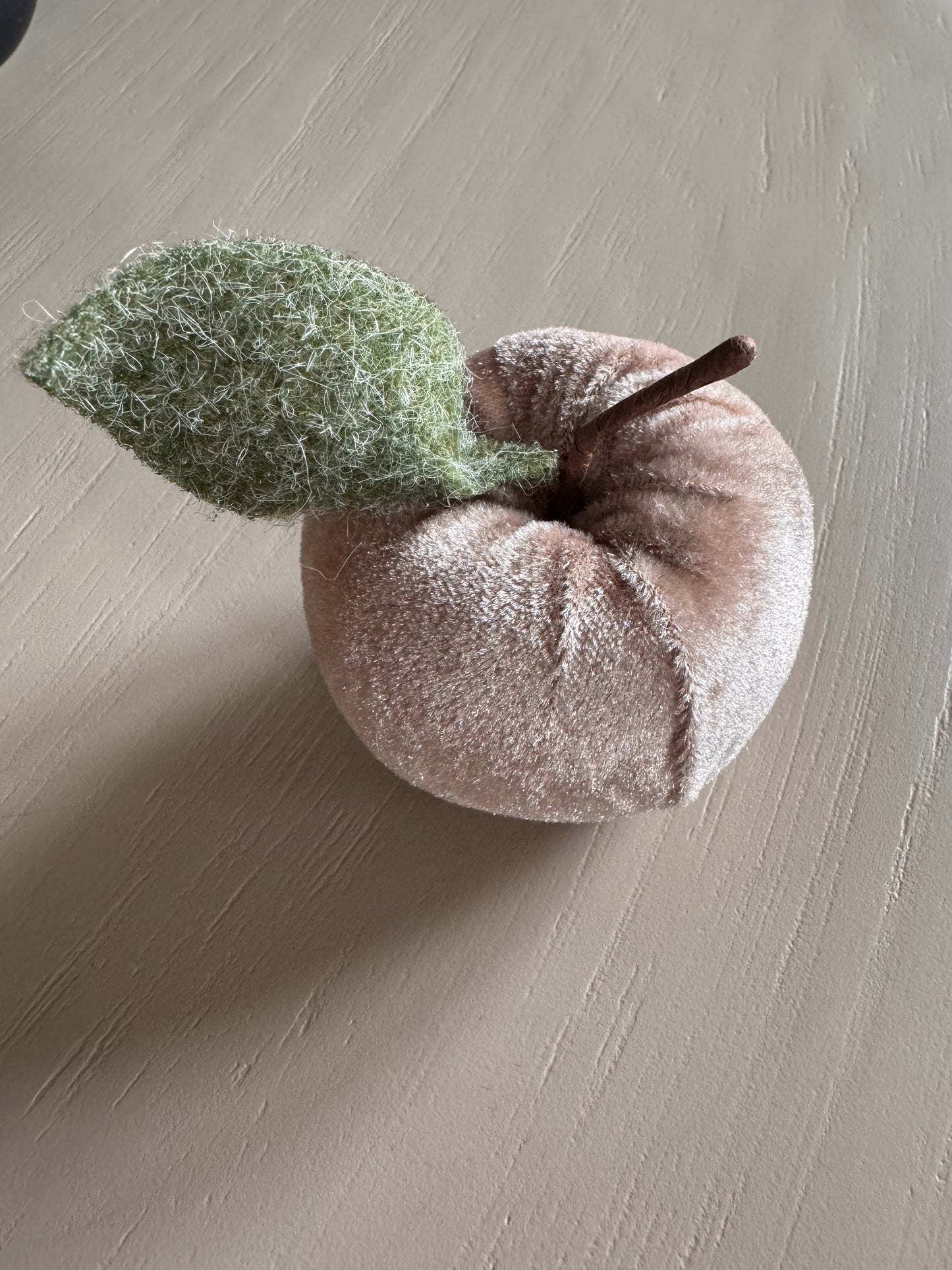 Samt Apfel  Lea creme/rosè 9 cm