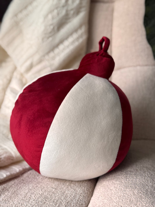 Weihnachtskugel Kissen Scooter in Bordeax Weiß 26 x30 cm