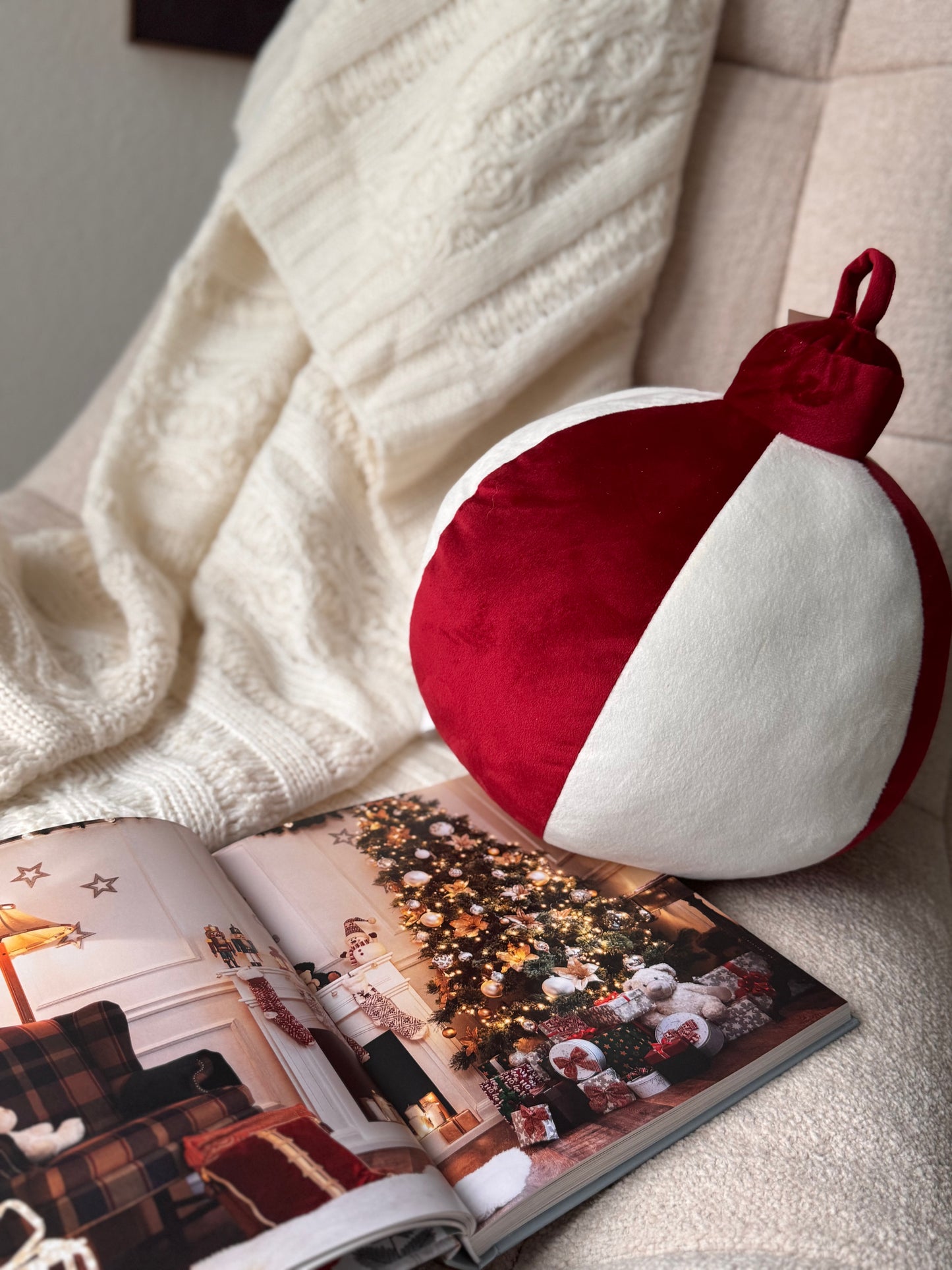 Weihnachtskugel Kissen Scooter in Bordeax Weiß 26 x30 cm