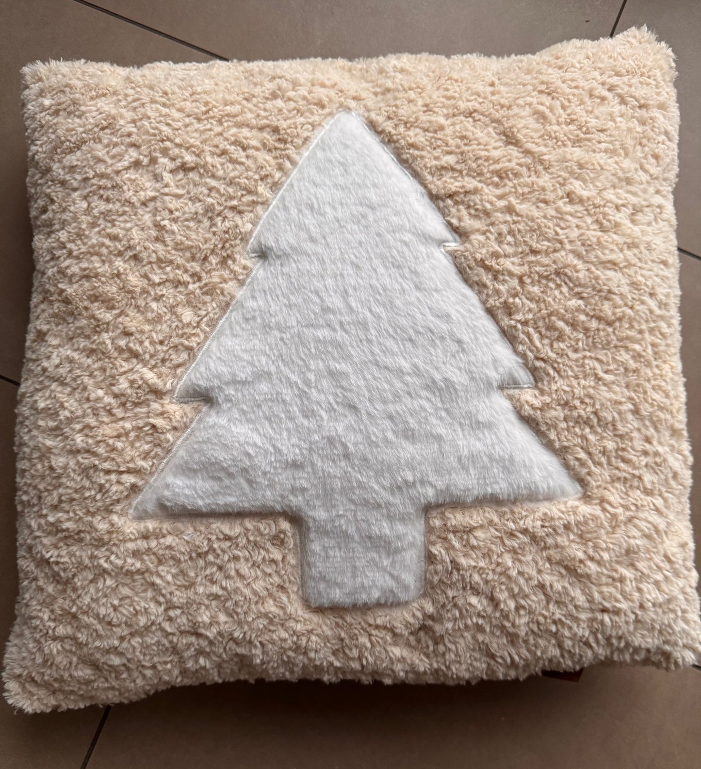 Weihnachtskissen mit Tannenbaum in  Beige 45 x 45 cm