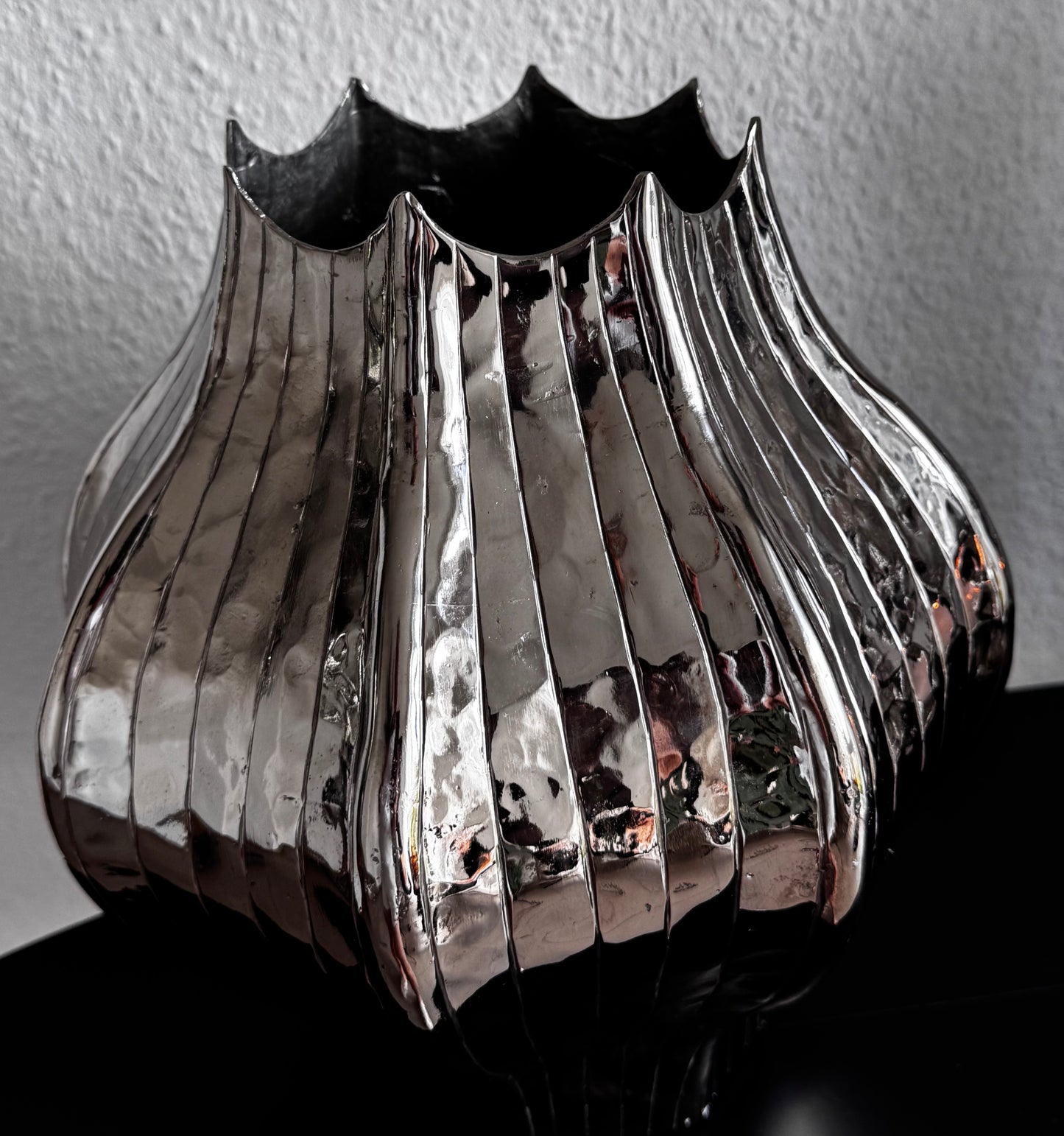 Colmore Blumenvase aus Aluminium Silber 26 × 26 × 22 cm