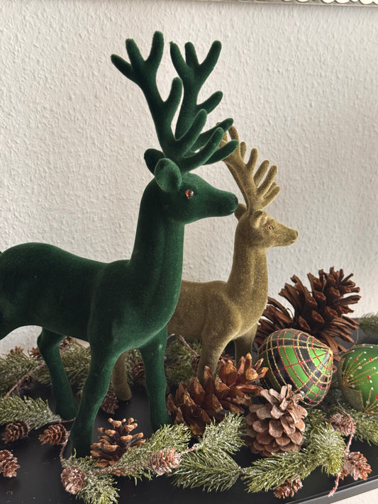 Hirsch geflockt stehend in Grün 29 cm