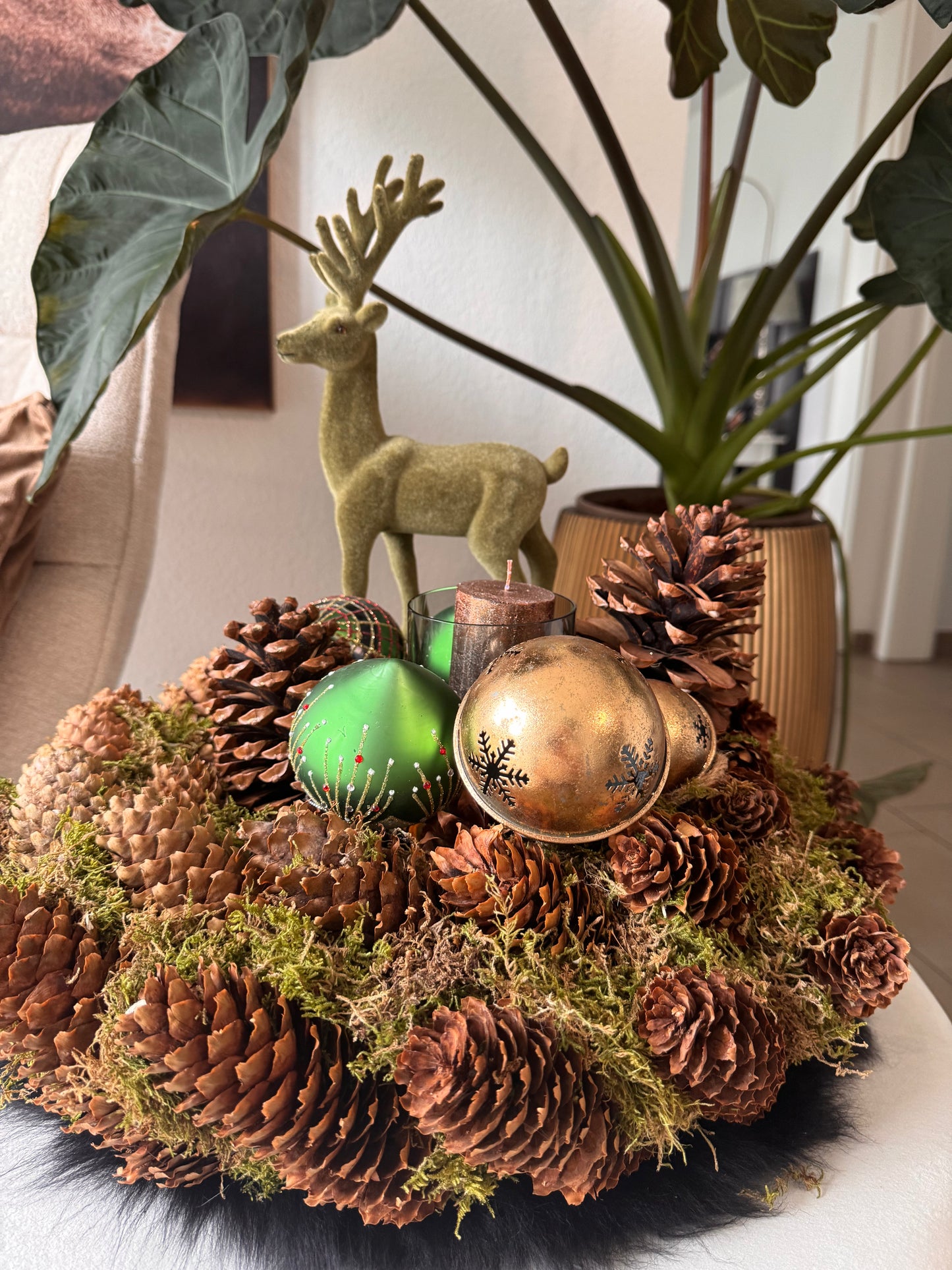 Hirsch geflockt stehend in Grün 29 cm