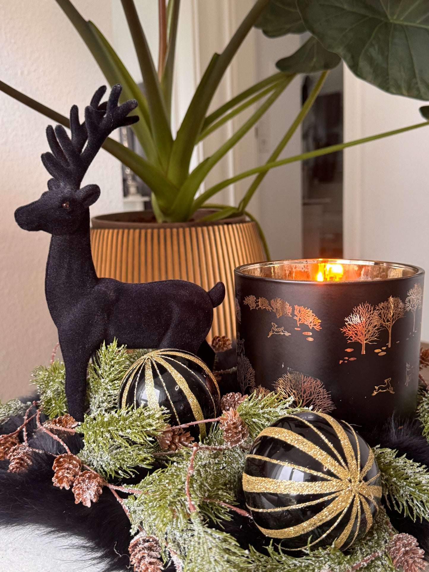 Hirsch geflockt stehend in Schwarz 29 cm