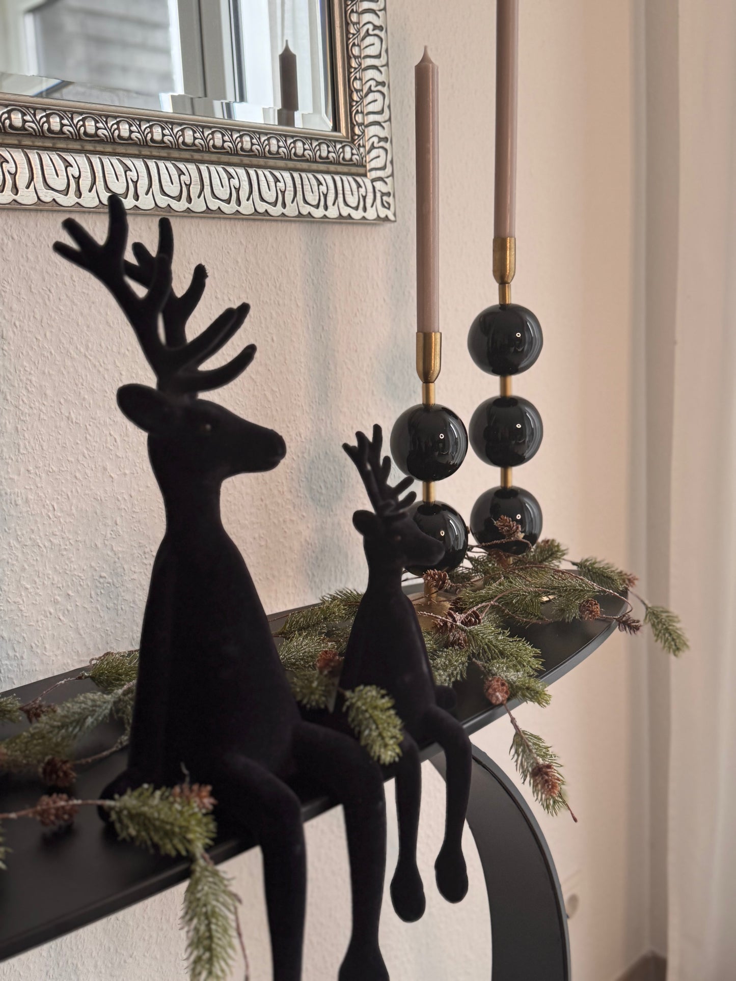 Hirsch Kantenhocker in Schwarz beflockt 56 cm