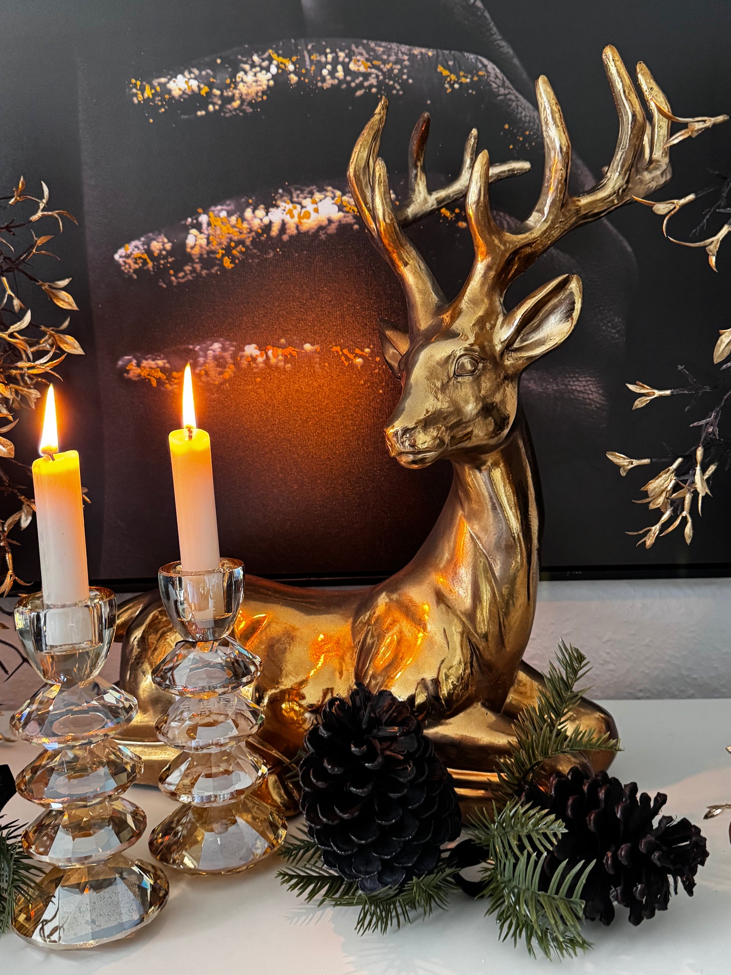 Countryfield Hirsch sitzend Gold aus Polyresin 46 cm