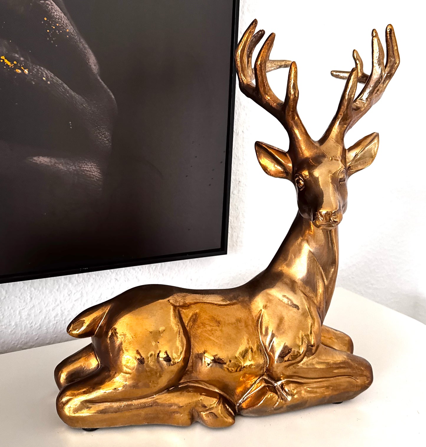 Countryfield Hirsch sitzend Gold aus Polyresin 46 cm