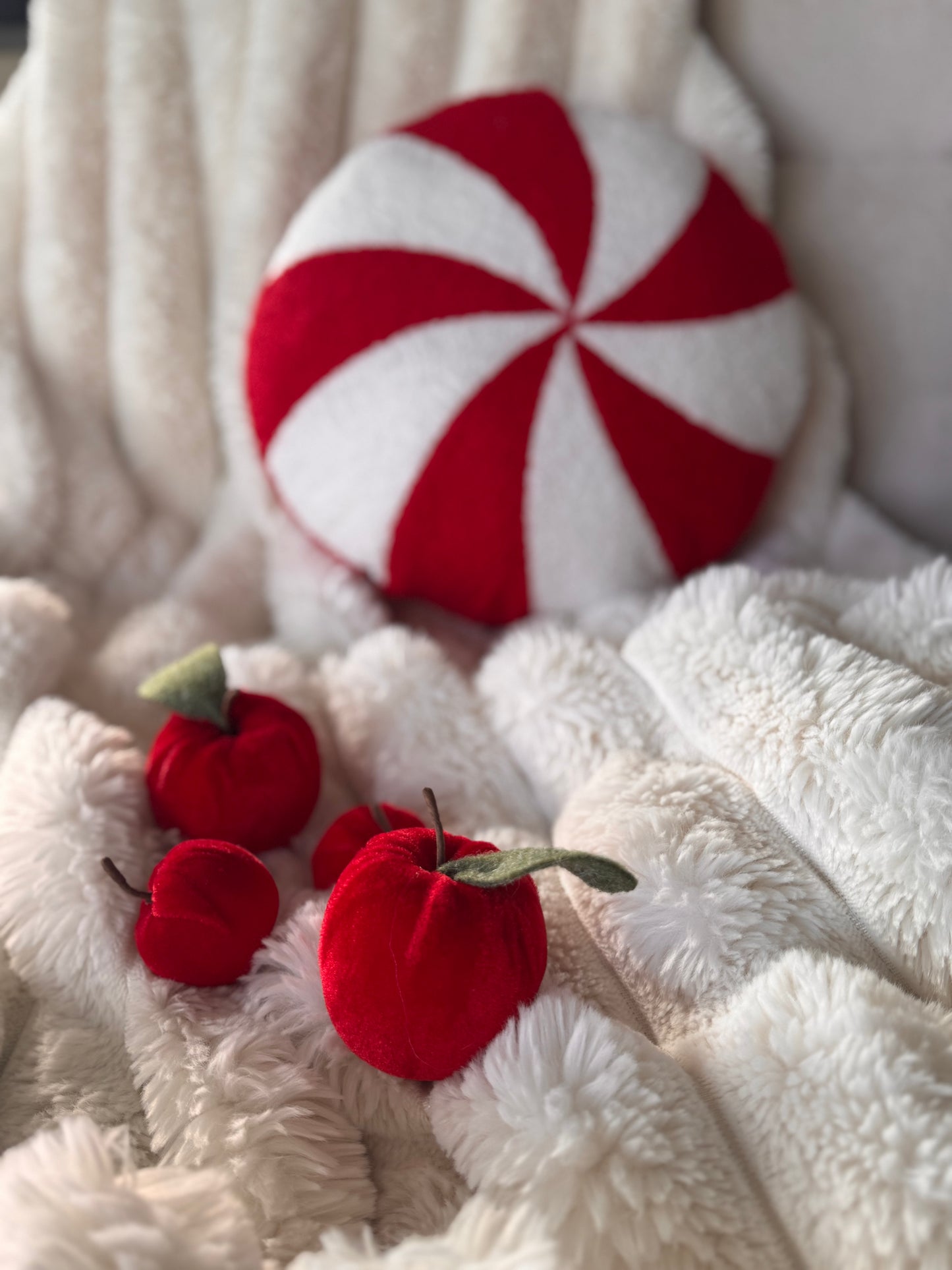 Samt Apfel  Lea  mit Blatt  in Rot 9 cm