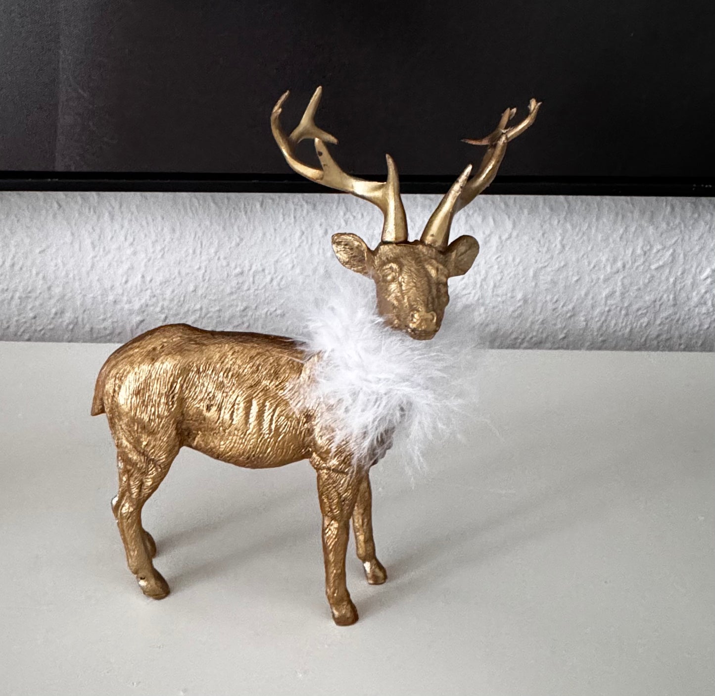 Wurm Deko-Hirsch Gold mit Federkranz ca. 18 cm