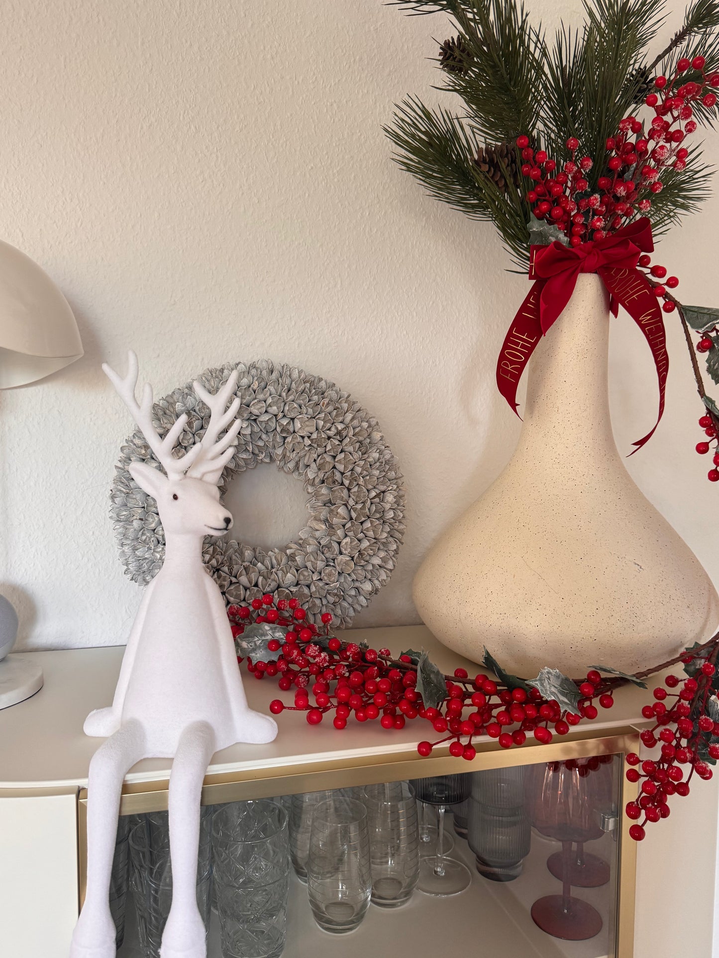 Hirsch Kantenhocker in Weiß beflockt 56 cm