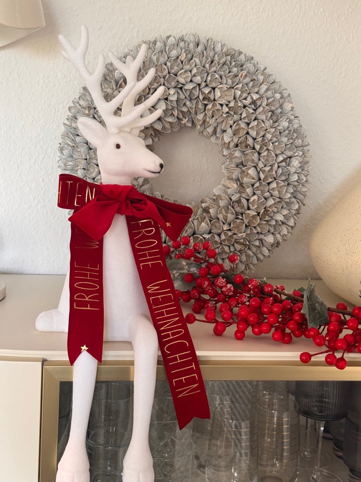 Hirsch Kantenhocker in Weiß beflockt 56 cm