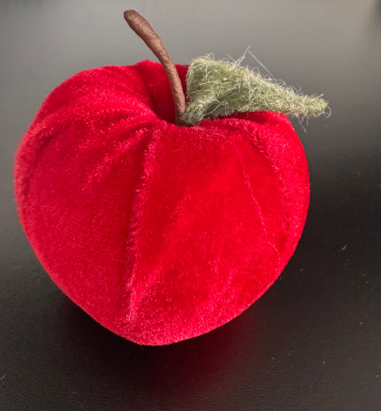 Samt Apfel  Lea  mit Blatt  in Rot 9 cm