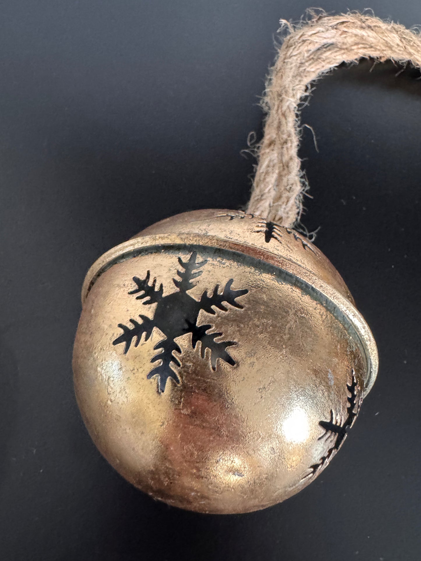 Metallkugel in Gold mit Schneeflockenmuster 8 cm von Sommerfield