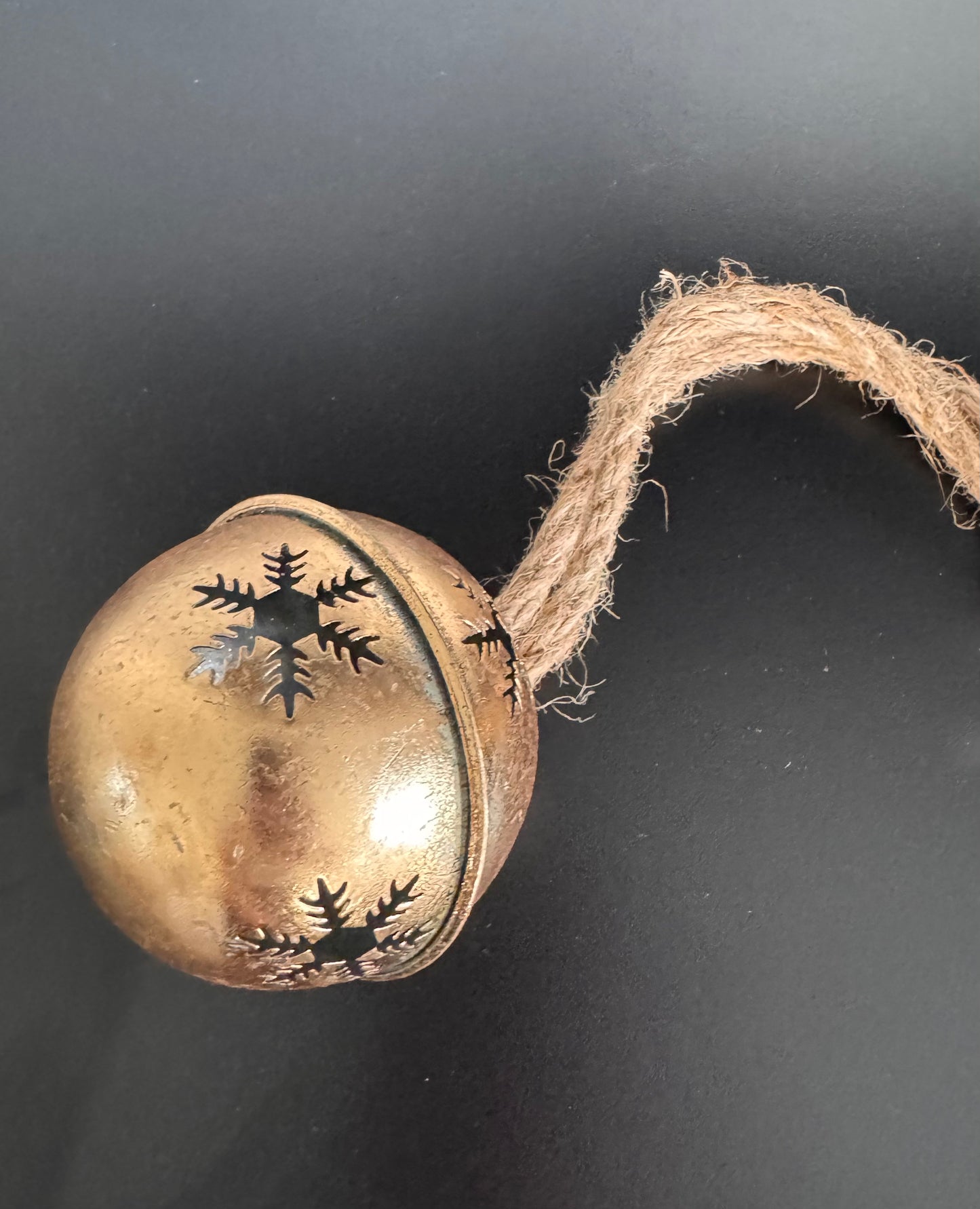 Metallkugel in Gold mit Schneeflockenmuster 8 cm von Sommerfield